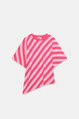 Top de algodón con estampado de rayas diagonales en tonos fucsia y rosado. Presenta cuello redondo, mangas cortas tipo murciélago y un diseño con bajo asimétrico.