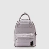 Mochila urbana de diseño acolchado en color negro, con compartimento principal y bolsillo frontal con cierre. Cuenta con asas superiores de mano y correas ajustables acolchadas. Incluye compartimento interior para notebook de 13 pulgadas y detalle de logo de la marca en la parte inferior.
