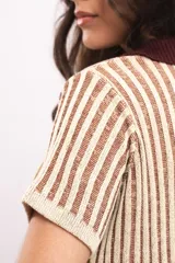 Vestido corto de tejido de punto a rayas verticales en tonos beige y marrón, con cuello polo marrón y escote en V.