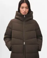 Parka puffer marrón con capucha, cierre frontal con cremallera y bolsillos laterales, confeccionada en poliéster.