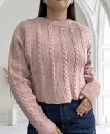 Sweater de punto trenzado color rosa, de corte cropped y mangas largas.
