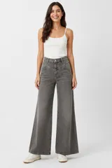 Pantalon de jean gris de corte ancho y tiro medio, con diseño de costuras en V en la cintura y bolsillos laterales.