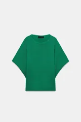 Top de punto color verde, con cuello redondo y mangas cortas anchas de corte holgado.