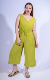 Mono color verde lima, sin mangas, con escote en V, cintura elastizada con lazo y corte capri.