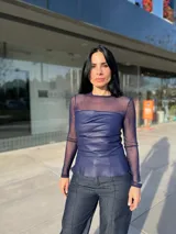 Top azul con mangas largas de tul y cuerpo de cuero sintético con drapeado horizontal en el busto.