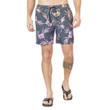 Short de baño Maui and Sons con estampado floral en tonos rosados y naranjas sobre base gris oscuro. Cuenta con cintura elástica con cordón ajustable y corte corto.