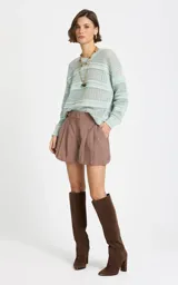 Sweater de punto calado color verde menta, con cuello redondo y diseño de rayas horizontales texturizadas, de mangas largas y corte holgado.