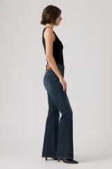 Jeans de tiro alto con corte acampanado, confeccionados en denim azul oscuro con efecto de lavado localizado. Presentan cierre de cremallera y botón, con bolsillos laterales y traseros.