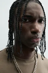 Camiseta de corte relajado (relaxed fit) con cuello redondo y manga corta. Presenta un estampado frontal con relieve en la zona del pecho con el texto "Endless Echo", y un efecto de teñido degradado que va del marrón claro al marrón oscuro/negro en la parte inferior.