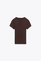 Camiseta de manga corta y cuello redondo, color crema, con tejido acanalado (rib) y corte ajustado (slim fit).