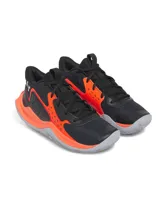 Championes de básquetbol Under Armour modelo Jet 23, con diseño de corte medio en colores negro, naranja y gris. Presentan una parte superior de materiales mixtos para mayor durabilidad y soporte, entresuela Micro G® de longitud completa para amortiguación y suela de goma con patrón de tracción anatómico.