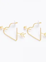Par de aros colgantes dorados con forma de corazón atravesado por una flecha.