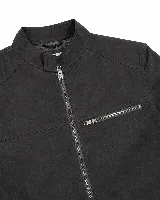 Campera de efecto gamuza con cierre frontal, cuello mao y bolsillos con cierre en el pecho y laterales. Presenta un diseño de corte regular con textura suave.