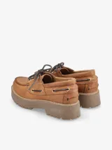 Zapato náutico color bordó con plataforma color beige.