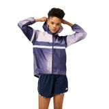 Campera deportiva New Balance modelo Accelerate, color lila y rosa con detalles en blanco. Cuenta con capucha, cierre frontal y bolsillos laterales. Ideal para running y actividades al aire libre.