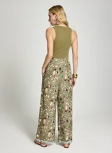 Pantalón estampado Le Lis Blanc, de corte ancho y relajado, confeccionado en tono verde militar con diseño gráfico de inspiración veraniega y tropical, con cierre frontal y bolsillos laterales.