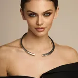 Collar rígido dorado de acero enchapado en oro, de diseño minimalista y elegante.