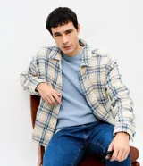 Campera Marfinno masculina confeccionada en tweed de algodón con diseño a cuadros jacquard, cuello con solapa, mangas largas y bolsillos delanteros.