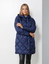 Campera de abrigo color beige con diseño acolchado a rombos, cierre central oculto con botones a presión, bolsillos delanteros con cierre y botones, capucha no desmontable con jareta de ajuste y bolsa autoportante.