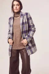 Blazer gris con estampado de cuadros en azul y marrón, solapas de muesca, cierre con un botón y bolsillos con solapa.