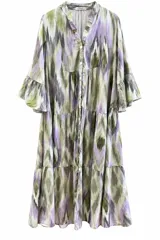 Vestido midi abotonado de color verde con estampado estilo ikat en tonos lila, blanco y gris, escote en V y mangas tres cuartos acampanadas.