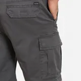 Bermuda gris de corte recto, con cintura elastizada ajustable con cordón, bolsillos laterales tipo cargo y ruedo simple.