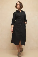 Vestido largo tipo camisero de lino color marrón topo, con botones a tono, bolsillos laterales y cinto del mismo material.