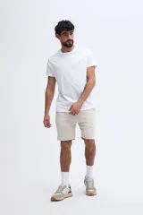 Bermuda de lino y algodón color beige, de corte clásico y diseño versátil.