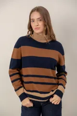 Sweater de cuello alto con diseño de rayas horizontales en tonos azul marino y marrón, confeccionado en tejido de punto suave.