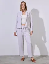 Camisa tipo campera de lino marca Dash, color blanco, con cierre frontal de botones, cuello camisero y bolsillos con solapa en el pecho.