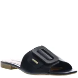 Zuecos de cuero negro con diseño de punta abierta y detalle de hebilla grande decorativa en el empeine. Incluye placa metálica con el logo de la marca.