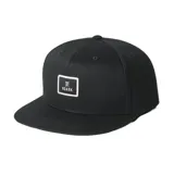 Gorra snapback de cinco paneles y visera plana de la marca Roark, color negro, con parche frontal bordado con el logo de la marca.