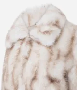 Saco corto de pelo sintético con estampa abstracta en tonos beige y marrón. Presenta cuello tipo solapa, mangas largas y cierre frontal, con una textura suave y voluminosa.