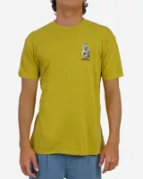 Remera de manga corta color verde mostaza, con efecto vintage dye y pequeño estampado gráfico en el pecho con la inscripción 'Lost Enterprises'.