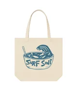 Bolso tipo tote de lona color crudo con asas cortas y estampado de un tazón con una ola y tablas de surf en su interior, con el texto "Surf Soup".