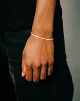 Pulsera fina de plata 925 con textura trenzada o retorcida, de estilo minimalista.