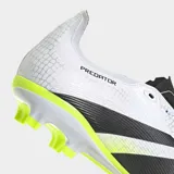 Championes de fútbol Adidas Predator League FG, color blanco con tres franjas negras y detalles en amarillo neón. El exterior presenta un patrón texturizado tipo piel de serpiente en blanco y negro, con la puntera en amarillo neón.