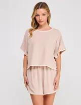 Short de tiro alto color beige, confeccionado en mezcla de lino y viscosa, con cintura elastizada y detalles bordados en el ruedo.