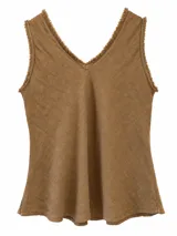 Musculosa marrón de lino, con escote en V y detalles de flecos en los bordes del cuello y las sisas.