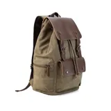 Mochila de tela canvas color negro con solapa y detalles en cuero sintético marrón. Presenta un cierre superior tipo marinero con cordón ajustable, solapa principal con correas y hebillas, y un bolsillo frontal con solapa. Posee bolsillos laterales con cierre metálico y correas de hombro ajustables.