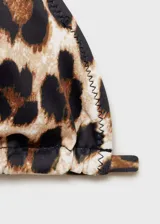 Top de bikini con estampado animal print de leopardo, con cierre de lazo en cuello y espalda, forro interior y diseño de triángulo.