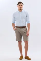 Bermuda cargo de gabardina en color gris oscuro, corte recto, con bolsillos laterales con solapa y cierre de botones y cremallera.