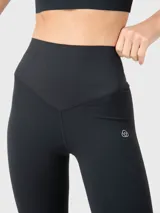 Calza deportiva de tiro alto con banda de compresión en la cintura, diseñada para brindar soporte y comodidad durante el entrenamiento.