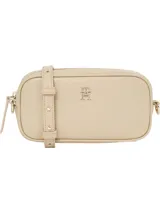 Cartera tipo camera bag de Tommy Hilfiger en color beige, con acabado liso y cierre de cremallera. Presenta el monograma TH metálico en la parte frontal y cuenta con una correa ajustable y extraíble.
