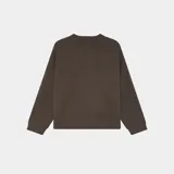Sweater de punto color marrón oscuro, de manga larga y corte oversize, con cuello redondo y el logotipo de la marca estampado en el pecho en tono claro.