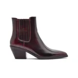 Bota texana de cuero color bordó con acabado brillante, elásticos laterales en tono a juego con costuras en contraste y taco cuadrado de madera.