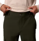 Pantalón cargo de corte recto en color verde oliva, confeccionado en tejido elástico con tecnología Omni-Shield que repele la humedad y las manchas. Cuenta con múltiples bolsillos laterales con cierre a presión, bolsillos de seguridad con cremallera, bolsillos traseros, presilla utilitaria en la cintura y trabillas para cinturón.