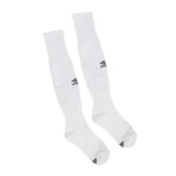 Medias de fútbol Umbro de caña alta, color blanco, con el logo de la marca bordado en negro en la parte frontal.