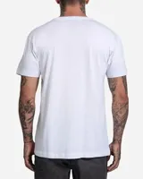 Remera blanca de manga corta y cuello redondo, con estampa frontal inspirada en un titular de periódico sobre OVNIs y surfistas.