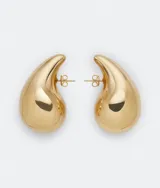 Aros colgantes dorados con forma de gota.